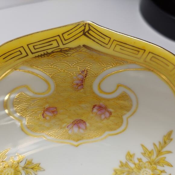 Yellow Lotus Bowl Andrea Sadek 9.5" Japan Hand Painted Scalloped Edge Gold Red - Picture 6 of 9